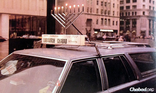 In Chicago (1987), this station wagon also sports a light-up sign.