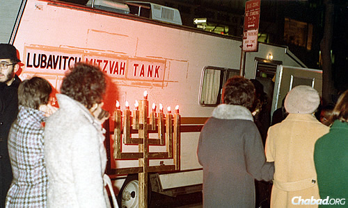 The earliest menorahs were crude, made using two-by-fours with a cinder block for a base. Photo courtesy Lubavitch Youth Organization Archives.