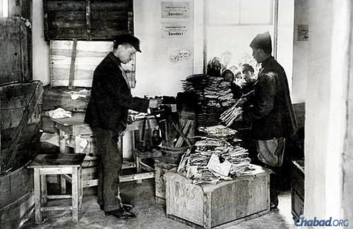 Workers distributing matzah baked in Kharkov, Ukraine, circa 1923. In the early 1920s, the American Jewish Joint Distribution Committee subsidized the purchase of kosher flour for the baking of matzahs throughout the Soviet Union. Although it is unknown where this photo was taken, a central distribution point for matzahs in those years was the Lubavitch Synagogue on Meshchansky Street in Kharkov, which existed until the Nazi invasion in late 1941 and was the site of the murder of some 400 Jews by the Nazis. Photo courtesy JDC Archives.