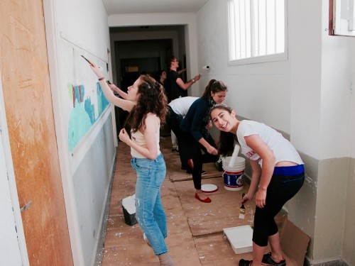 Russian-speaking Jewish college students from across North America traveled with JDC Entwine on a service trip to Argentina, pictured here volunteering at SUIM community center in Mar del Plata.