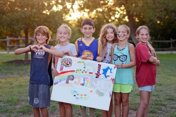 Hebrew “We love you” sign created as part of “values of the week” program at Camp Young Judaea Texas. Photo by Rachel Kelemen.