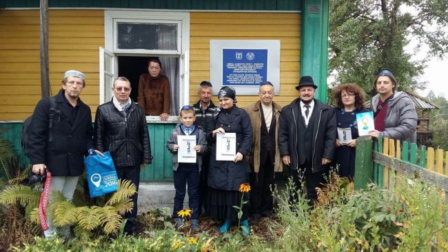 Residents of Vishnyeva gathered this morning outside of Shimon Peres’ childhood home to pay their respects. Photo courtesy of Limmud FSU.