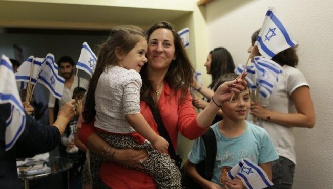 French olim arrive in Tel Aviv, July 28, 2015; photo credit: Jewish Agency/Zed Films.