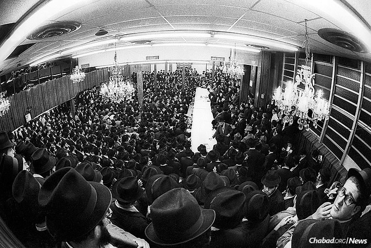 View of the 18 Elul farbrengen from WLCC’s window to the main synagogue in 770, Sept. 13, 1976 (Photo: JEM/The Living Archive)