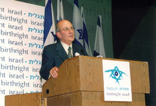 Charles Bronfman speaks to a Birthright group; courtesy Charles Bronfman.