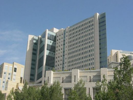 Davidson Tower, Hadassah Ein Kerem Medical Center Campus. (YoavR; Wikimedia Commons).