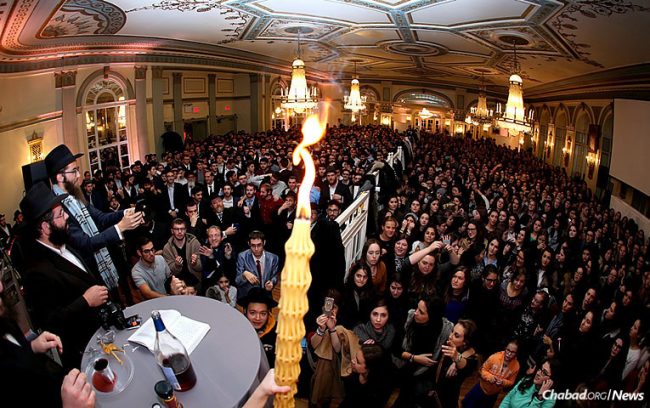 Havdalah offered spiritual warmth to an evening focused on mitzvahs, friendships and having fun. Photo by Bentzi Sasson/Chabad.edu.