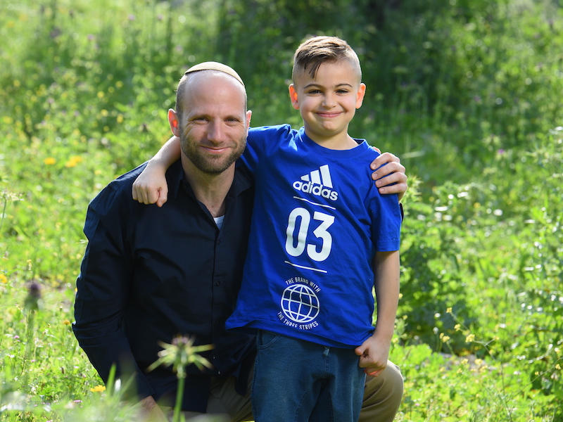 An adult kidney donor next to the child recipient. The organ donation was facilitated by Matnat Chaim, an Israeli nonprofit featured by Giving Group Community.