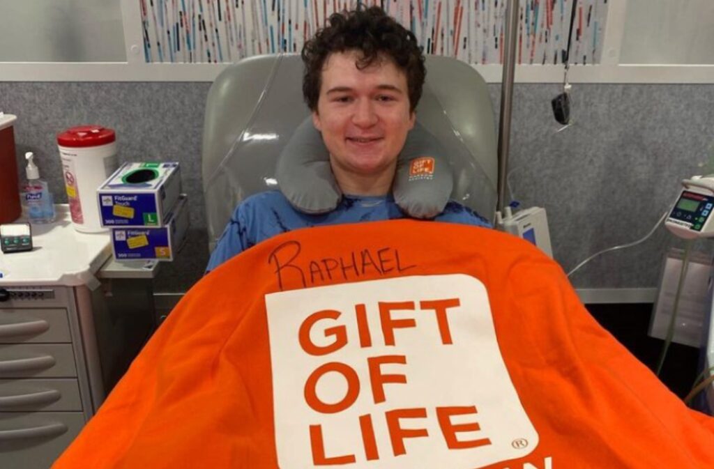 Alpha Epsilon Pi brother Raphael Eidelman donates stem cells at a Gift of Life facility.